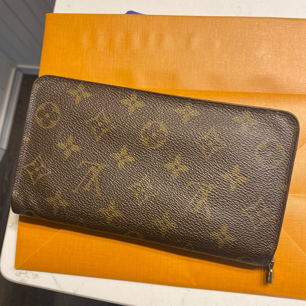 Louis Vuitton Monogram Zippy Wallet